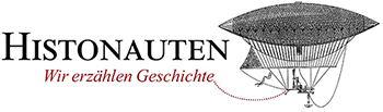 Das Luftschiff, mit dem die Histonauten die Weltgeschichte erkunden, hat Henri Giffard konstruiert. Dem dampfmaschinenbegeisterten Franzosen gelang 1852 der allererste motorisierte bemannte Flug. Von Paris über Versailles nach Elancourt legte das Gefährt rund 28 Kilometer zurück. Mit seiner aerodynamischen Form und der drei PS starken Dampfmaschine, die die Luftschraube antrieb, kam der schnittige Gasballon mit acht Kilometern pro Stunde voran. Das dreieckige Segel nutzte Giffard zum Steuern. Zum Landen warf er den Anker. Eine optimierte Variante des Luftschiffes ging bei der Probefahrt in Flammen auf. Giffard und sein Begleiter entkamen der Katastrophe jedoch unverletzt. Erst fünfzig Jahre nach Giffards Pionierflug gelang es Ferdinand Graf Zeppelin, ein wirklich verkehrstüchtiges Luftschiff zu bauen. (© Bild: Sammlung Jean Louis Schlim)